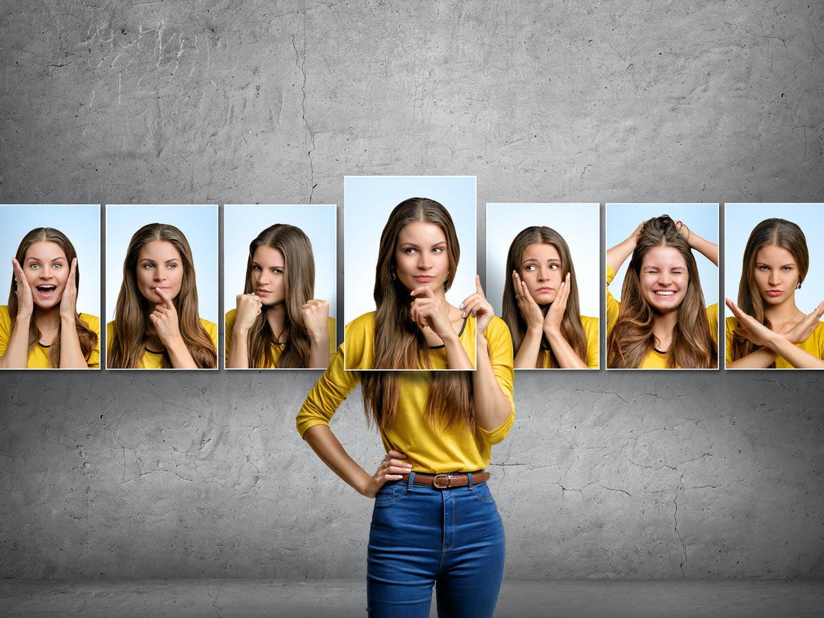 زنی ایستاده با پندین عکس از حالتهای مختلف صورتش تنها راه تنظیم هیجانی و انتخاب کدام صورت